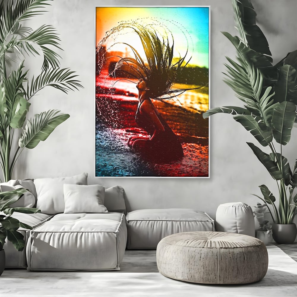 Tablou canvas cu tablou canvas cu femeie si stropi de apa, in rama de aluminiu argintiu, pe perete intr-un living
